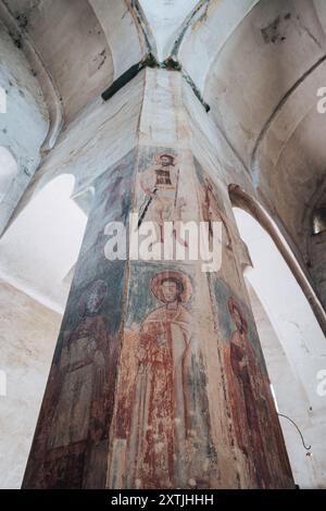 Affreschi all'interno della chiesa della fortezza di Ananuri sulla Georgian Military Highway in Georgia Foto Stock