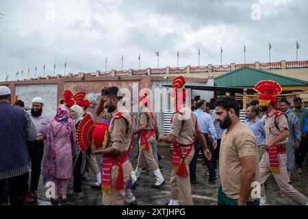 Srinagar, India. 15 agosto 2024. I membri del National Cadet Corps (NCC) lasciano la sede durante le celebrazioni del 78° giorno dell'indipendenza dell'India. Il 15 agosto commemora ogni anno la libertà dell'India dal dominio coloniale britannico nel 1947. Credito: SOPA Images Limited/Alamy Live News Foto Stock