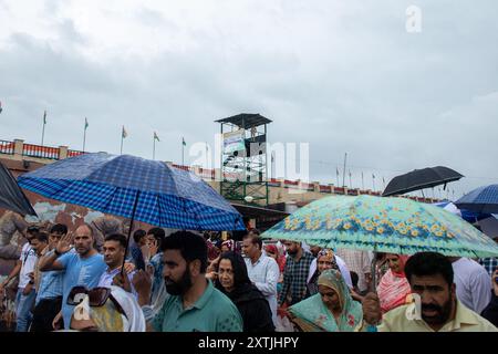 Srinagar, India. 15 agosto 2024. La gente lascia la sede, durante le celebrazioni del 78° giorno dell'indipendenza dell'India. Il 15 agosto commemora ogni anno la libertà dell'India dal dominio coloniale britannico nel 1947. Credito: SOPA Images Limited/Alamy Live News Foto Stock