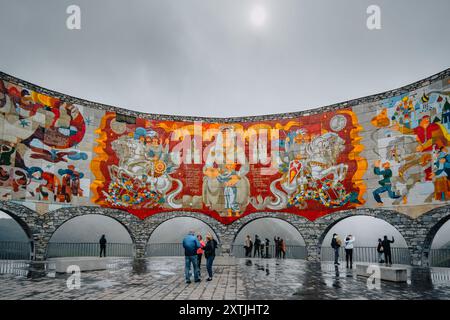 Il monumento dell'amicizia Russia - Georgia al passo Gudauri (Georgia) sull'autostrada militare georgiana in una nebbiosa giornata d'autunno Foto Stock