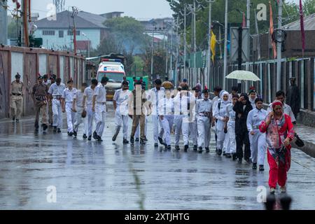 Srinagar, India. 15 agosto 2024. I membri del National Cadet Corps (NCC) dei cadetti delle ali navali o della Marina lasciano la sede durante le celebrazioni del 78° giorno dell'indipendenza dell'India. Il 15 agosto commemora ogni anno la libertà dell'India dal dominio coloniale britannico nel 1947. Credito: SOPA Images Limited/Alamy Live News Foto Stock