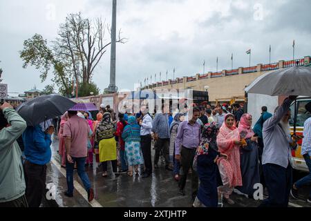 Srinagar, India. 15 agosto 2024. La gente lascia la sede, durante le celebrazioni del 78° giorno dell'indipendenza dell'India. Il 15 agosto commemora ogni anno la libertà dell'India dal dominio coloniale britannico nel 1947. Credito: SOPA Images Limited/Alamy Live News Foto Stock