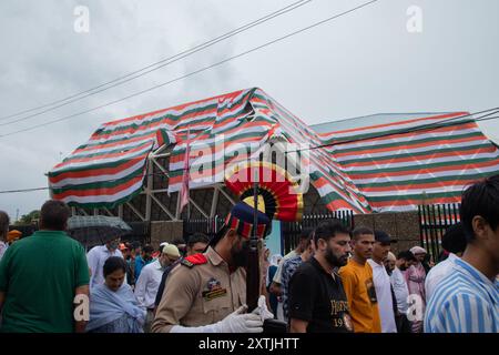 Srinagar, India. 15 agosto 2024. La gente lascia la sede, durante le celebrazioni del 78° giorno dell'indipendenza dell'India. Il 15 agosto commemora ogni anno la libertà dell'India dal dominio coloniale britannico nel 1947. Credito: SOPA Images Limited/Alamy Live News Foto Stock