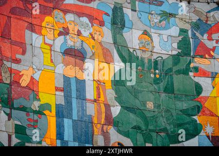 Dettagli del mosaico sul monumento dell'amicizia Russia-Georgia al passo Gudauri (Georgia) sull'autostrada militare georgiana Foto Stock