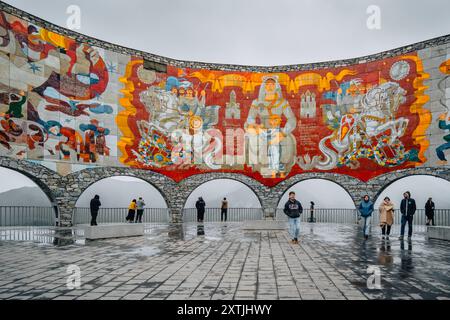 Il monumento dell'amicizia Russia - Georgia al passo Gudauri (Georgia) sull'autostrada militare georgiana in una nebbiosa giornata d'autunno Foto Stock