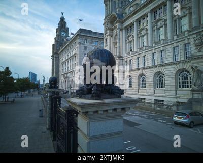 I cancelli d'ingresso principali del Port of Liverpool Building presso il Pier Head Liverpool sono decorati con un globo sostenuto da delfini. Foto Stock