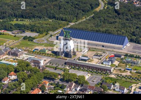 Luftbild, Bergpark Lohberg Kreativquartier, mit Gerüst verhüllter Förderturm für Sanierung, lange Kohlenmischhalle Lohberg mit Solardach Oberlohberg, Dinslaken, Ruhrgebiet, Nordrhein-Westfalen, Deutschland ACHTUNGxMINDESTHONORARx60xEURO Germania ATTENTIONxMINDESTHONORARx60xEURO Foto Stock