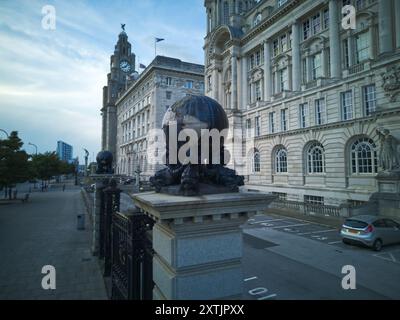 I cancelli d'ingresso principali del Port of Liverpool Building presso il Pier Head Liverpool sono decorati con un globo sostenuto da delfini. Foto Stock