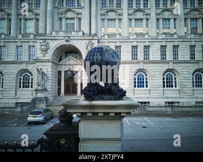 I cancelli d'ingresso principali del Port of Liverpool Building presso il Pier Head Liverpool sono decorati con un globo sostenuto da delfini. Foto Stock