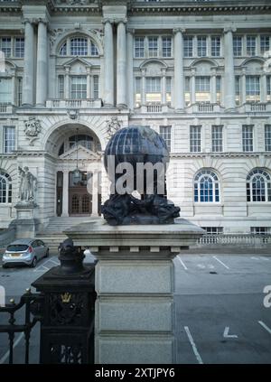 I cancelli d'ingresso principali del Port of Liverpool Building presso il Pier Head Liverpool sono decorati con un globo sostenuto da delfini. Foto Stock