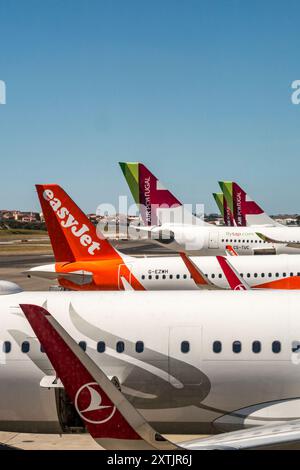 Gli aeromobili sono allineati fuori dal terminal passeggeri principale dell'aeroporto di Lisbona (aeroporto Humberto Delgado), Portogallo Foto Stock