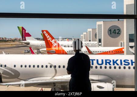 Gli aeromobili sono allineati fuori dal terminal passeggeri principale dell'aeroporto di Lisbona (aeroporto Humberto Delgado), Portogallo Foto Stock