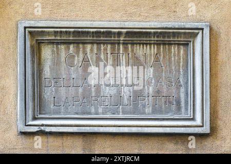 Antica lapide in pietra all'ingresso della cantina di Palazzo Laparelli-Pitti (XVI sec), a Sdrucciolo de Pitti, Oltrarno, Firenze, Toscana, Italia Foto Stock