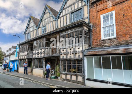 L'edificio del XV secolo Raynald's Mansion, un tempo White Hart Public House, noto anche come Reynolds Tenement, High Street, Much Wenlock, Inghilterra, Regno Unito Foto Stock