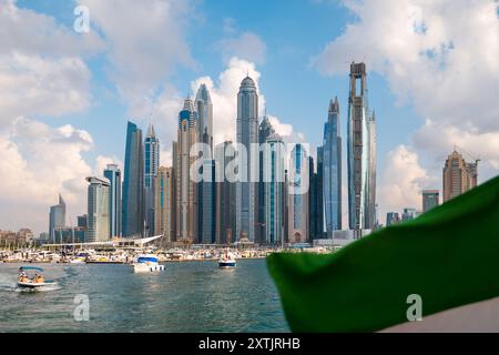 Giro in barca attraverso Dubai Marina, dove la città svela la sua grandezza dal mare. Ammira il maestoso skyline mentre navighi attraverso lo scintillante fiume Foto Stock