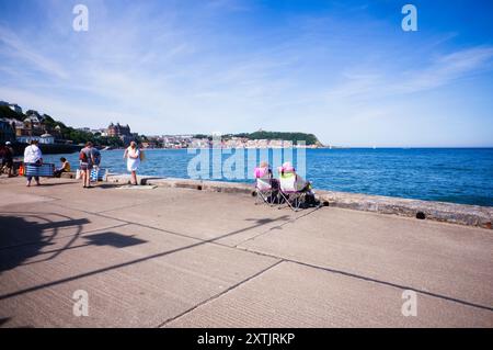 Quando la marea è alta a Scarborough, le mura del mare sono un buon posto per sita Foto Stock