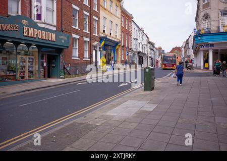 Queen Street a Scarbough dopo la rimozione di due cabine telefoniche dove ora si trovano le nuove lastre di pavimentazione Foto Stock