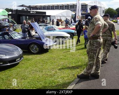 Farnborough, Regno Unito. 15 agosto 2024. Farnborough, Hampshire, Regno Unito - giovedì 15 agosto 2024 l'esercito ispeziona le supercar veterane al SALONE AUTOMOBILISTICO BRITANNICO del 2024 tenutosi presso il famoso aeroporto e centro fieristico di Farnborough credito: Motofoto/Alamy Live News Foto Stock