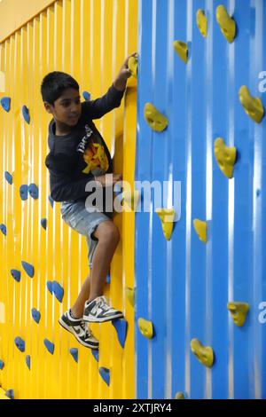 Farnborough, Hampshire, Regno Unito - giovedì 15 agosto 2024 bambino pratica le sue abilità di arrampicata nello stand eBay durante il SALONE AUTOMOBILISTICO BRITANNICO del 2024 tenutosi presso il famoso aeroporto e centro fieristico di Farnborough credito: Motofoto/Alamy Live News Foto Stock