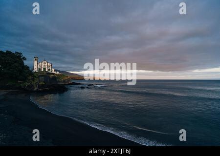 Chiesa barocca sull'oceano Chiesa madre Igreja de Sao Roque, a Ponta Delgada, portogallo - 2 maggio 2024. Foto di alta qualità Foto Stock