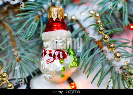 Bella corona di Natale su un tavolo di legno, decorazione di Capodanno, Foto Stock