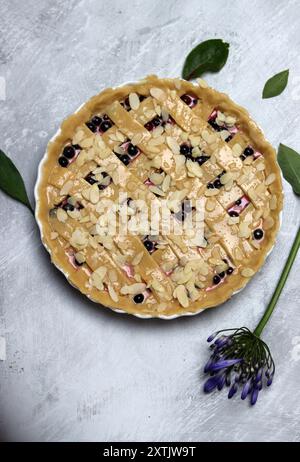 Torta di frutti di bosco fatta in casa su sfondo di cemento. Vista dall'alto. Torta di frutti di bosco fatta in casa cruda su sfondo di cemento. Vista dall'alto. Foto Stock