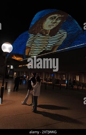 Uno dei punti di riferimento di Sydney è l'Opera House, immersa di immagini in movimento dell'arte aborigena che utilizza luci lazar come parte dell'annuale Vividsidney Light fe Foto Stock