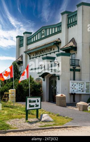 Moose Jaw Saskatchewan Canada, 19 luglio 2024: Centro informazioni turistiche lungo la Trans Canada Highway durante i viaggi estivi. Foto Stock