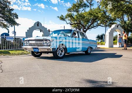 Gulfport, MS - 2 ottobre 2023: Vista dall'angolo anteriore con prospettiva bassa di una berlina Mercury Comet 4 porte del 1964 in una mostra di auto locale. Foto Stock