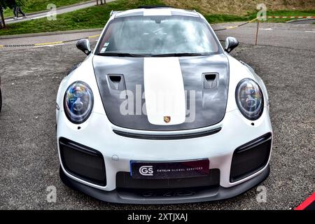 Roche-la-Molière, Francia - 2 luglio 2023 : Focus su una bellissima Porsche in bianco e nero. Foto Stock