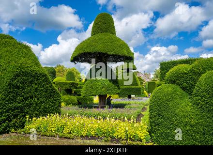 Levens Hall e Topiary Gardens, residenza padronale nella valle del Kent, vicino al villaggio di Levens e 8 miglia a sud di Kendal in Cumbria, Inghilterra settentrionale Foto Stock