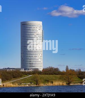 Vienna, Austria - 3 marzo 2024: Peak Tower (torre della Florida), un alto edificio nel ventunesimo distretto di Vienna Foto Stock