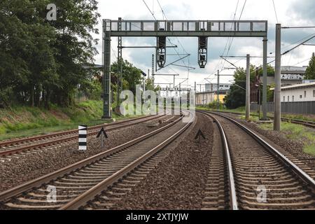 Binari ferroviari, interruttori e sistemi di segnalazione. Binari ferroviari, interruttori e sistemi di segnalazione. Dessau, Sassonia-Anhalt, Germania, vicino alla stazione centrale. Tecnologia, collegamenti ferroviari, trasporto merci e passeggeri. Transport train B97A7751 Foto Stock