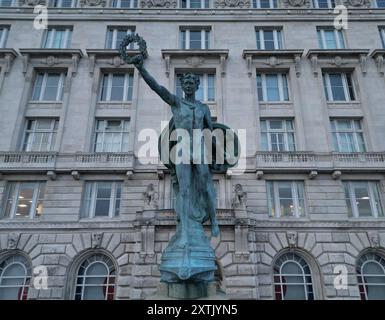 Faccia rialzata in vista della statua "Pro Patria" di fronte al Cunard Building sul Pier Head Liverpool UK. Foto Stock