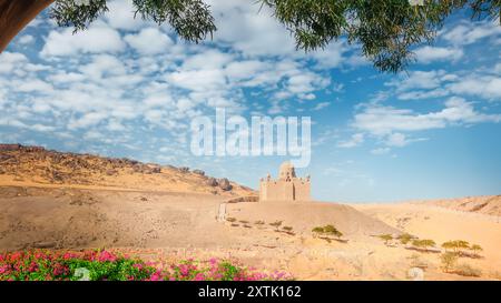 Una vista del Mausoleo di Aga Khan dall'isola Elefantina sul fiume Nilo ad Assuan, Egitto Foto Stock