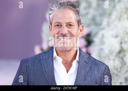 HOLLYWOOD, LOS ANGELES, CALIFORNIA, USA - 14 AGOSTO: Darren Star arriva alla premiere di Los Angeles della quarta parte di Netflix "Emily in Paris", tenutasi all'Egyptian Theatre Hollywood il 14 agosto 2024 a Hollywood, Los Angeles, California, Stati Uniti. (Foto di Xavier Collin/Image Press Agency) Foto Stock