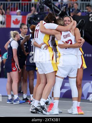 PARIGI, FRANCIA - 5 AGOSTO: Sandra Ygueravide di Spagna, Gracia Alonso di Spagna, Juana Cailion di Spagna e Vega Gimeno di Spagna celebrano la vittoria durante la semifinale femminile 3x3 di pallacanestro tra Spagna e Stati Uniti il giorno dieci dei Giochi Olimpici di Parigi 2024 all'Esplanade Des Invalides il 5 agosto 2024 a Parigi, Francia. © diebilderwelt / Alamy Stock Foto Stock