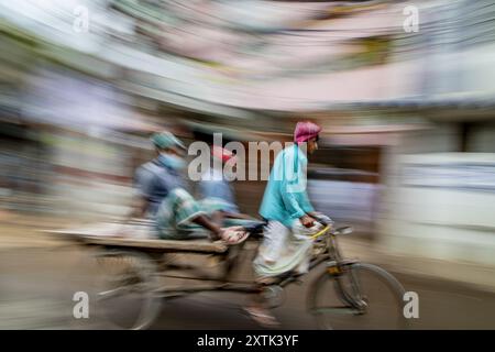 Pulitori di risciò per le strade di Puran Dhaka - Old Dhaka in Bangladesh. I risciò sono tricicli alimentati a pedale, ma usati per essere tirati a mano, da qui 'estrattore di risciò'. Oggi molti dei risciò sono persino convertiti per essere alimentati da un motore elettrico. Foto Stock