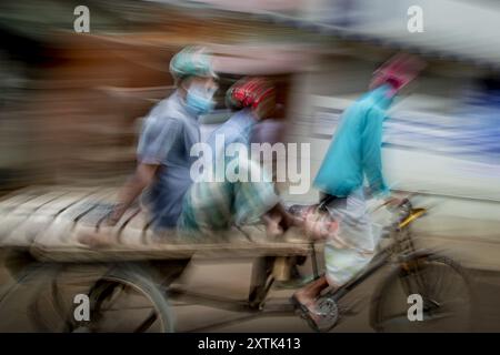 Pulitori di risciò per le strade di Puran Dhaka - Old Dhaka in Bangladesh. I risciò sono tricicli alimentati a pedale, ma usati per essere tirati a mano, da qui 'estrattore di risciò'. Oggi molti dei risciò sono persino convertiti per essere alimentati da un motore elettrico. Foto Stock