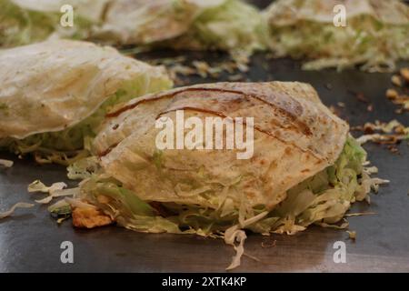 Cucina giapponese: Okonomiyaki in stile Hiroshima a Hiroshima, Giappone Foto Stock