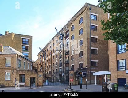 New Crane Wharf, magazzini vittoriani in Wapping High Street, Londra, Regno Unito ora convertiti in costosi appartamenti sul fiume. Foto Stock