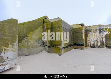 A lungo abbandonato bunker fortificato sulla spiaggia vicino a Cape May. Foto Stock