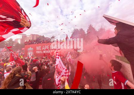 La vittoria del Liverpool Football Club sfilata per le strade della città festeggia le vittorie della Coppa di Lega e della Coppa fa. Giovani ventilatori, fumo di fiamma Foto Stock