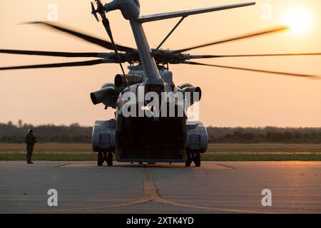 Piloti del corpo dei Marines degli Stati Uniti assegnati al Marine Heavy Helicopter Squadron (HMH) 461 taxi un CH-53K King Stallion durante l'esercitazione Northern Strike (NS 24-2) Foto Stock