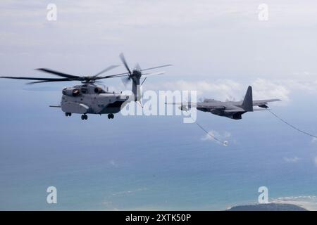 I piloti del corpo dei Marines degli Stati Uniti assegnati al Marine Heavy Helicopter Squadron (HMH) 461 conducono un volo di rifornimento aereo su un CH-53K King Stallion durante Ex Foto Stock