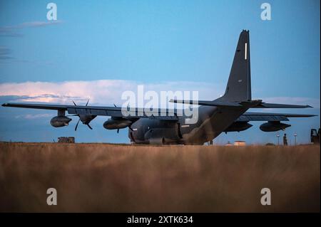 Un MC-130J Commando II della U.S. Air Force assegnato al 352nd Special Operations Wing si prepara a decollare presso Aviano Air base, Italia, 8 agosto 2024. La C. Foto Stock