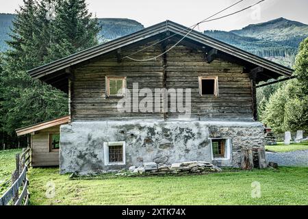 Vecchia fattoria nelle Alpi austriache Bad Hofgastein Angertal Salisburgo Austria Foto Stock