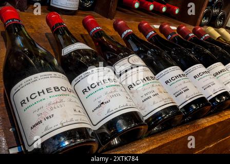 Bottiglie RICHEBOURG Grand Cru di lusso Richebourg dal 1957 al 2001 in mostra nell'enoteca Jean-Luc Aegerter Rue Carnot Beaune Cote d'Or Borgogna Francia Foto Stock