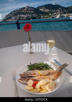 MALLORCA Food Fish Restaurant Table Meal ristorante all'aperto con vista mare, pranzo rustico a base di pesce fresco pescato localmente e un bicchiere di vino bianco locale di Maiorca a Puerto Andratx Maiorca, Isole Baleari, Spagna Foto Stock