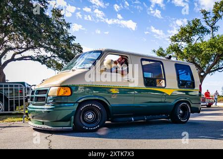 Gulfport, MS - 2 ottobre 2023: Vista dall'angolo anteriore con prospettiva bassa di un furgone passeggeri Dodge RAM 1500 del 2000 in una mostra di auto locale. Foto Stock